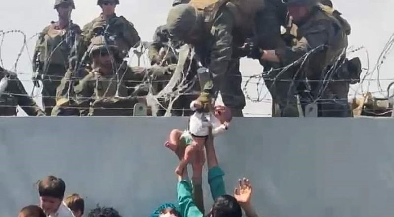 Bebé entregue a militar em Cabul está com progenitor em segurança!
