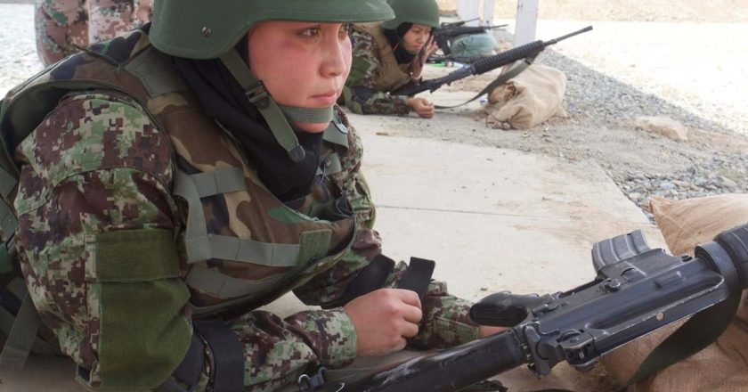 Testemunho de uma mulher-soldado no Afeganistão: “Tenho medo de ser violada e morta”